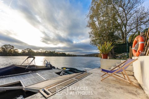 Charming house in the heart of a private island on the banks of the Seine