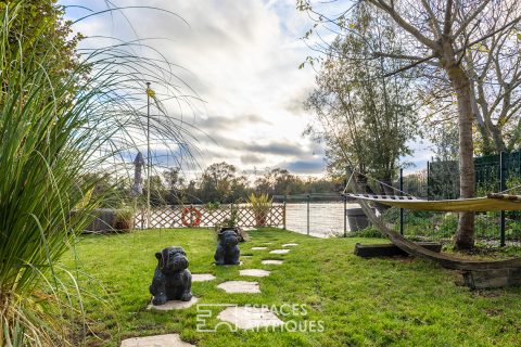 Charming house in the heart of a private island on the banks of the Seine