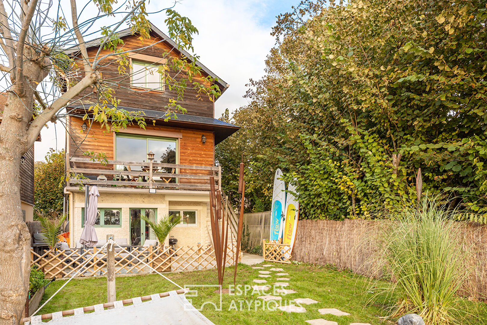 Charming house in the heart of a private island on the banks of the Seine