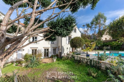 Charming house and its turret: calm and idleness around the swimming pool in the city center.