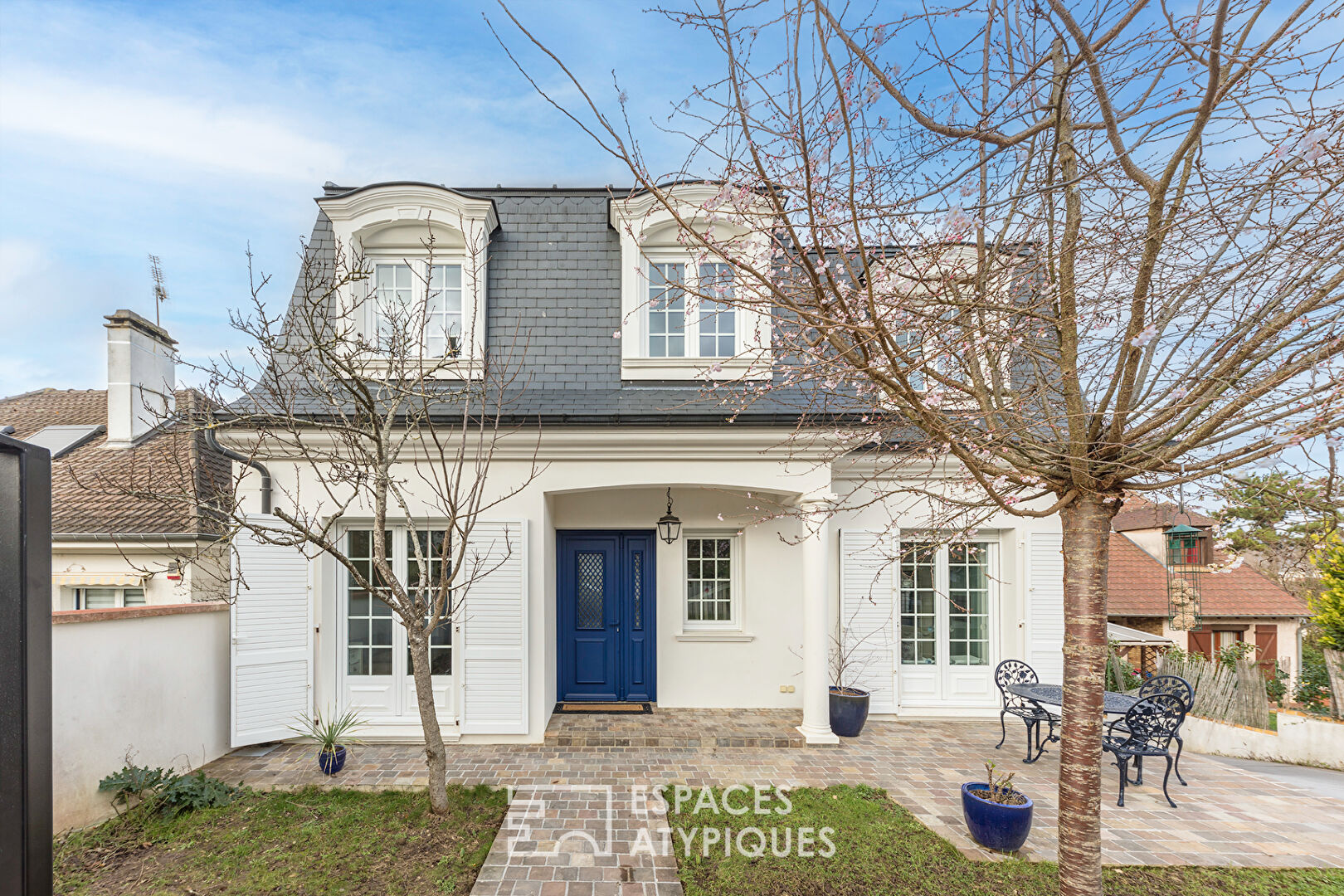 Sublime contemporary residence with bourgeois allure: when home automation rubs shoulders with old moldings?