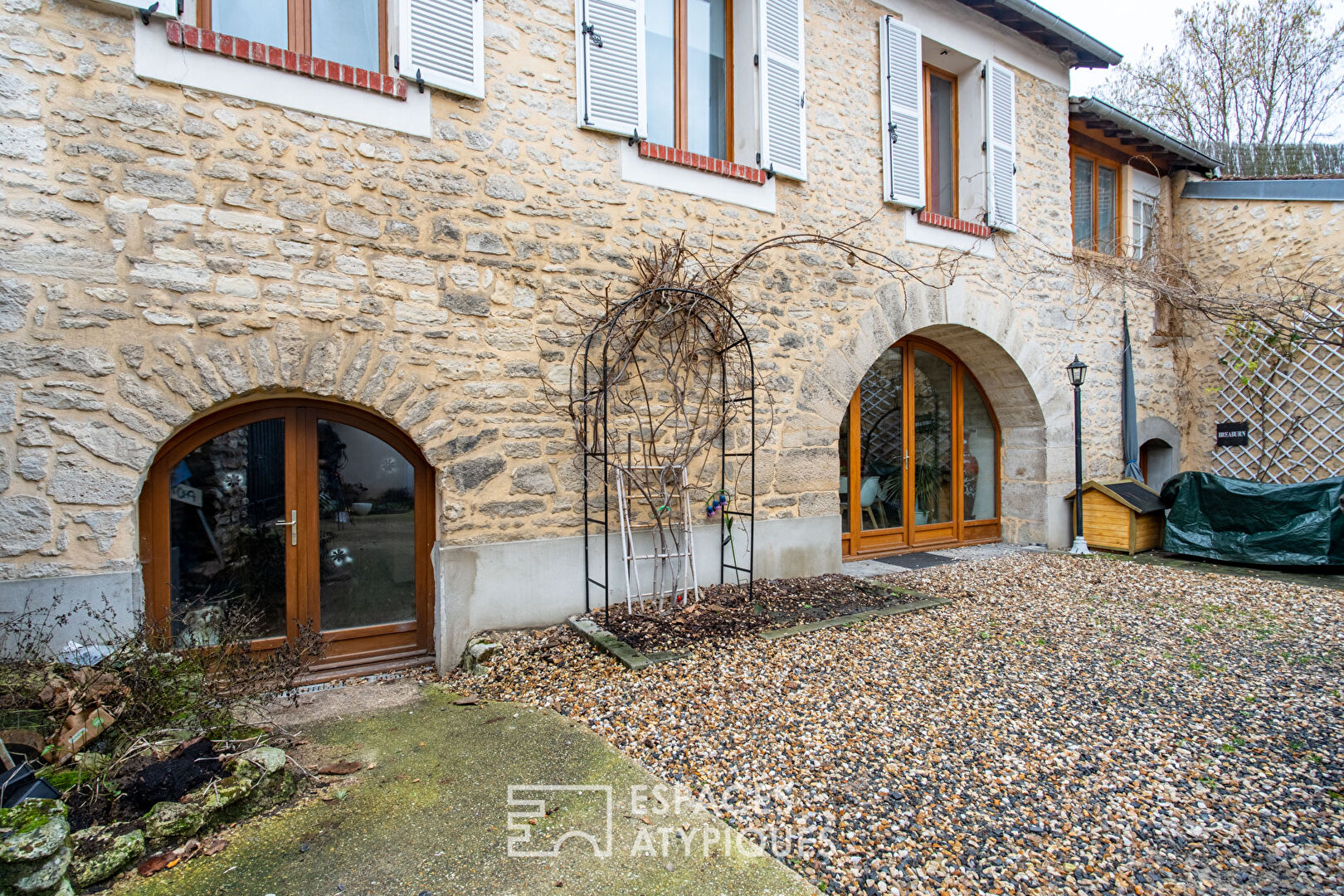 House with garden and suspended terrace in the heart of the village of Beynes