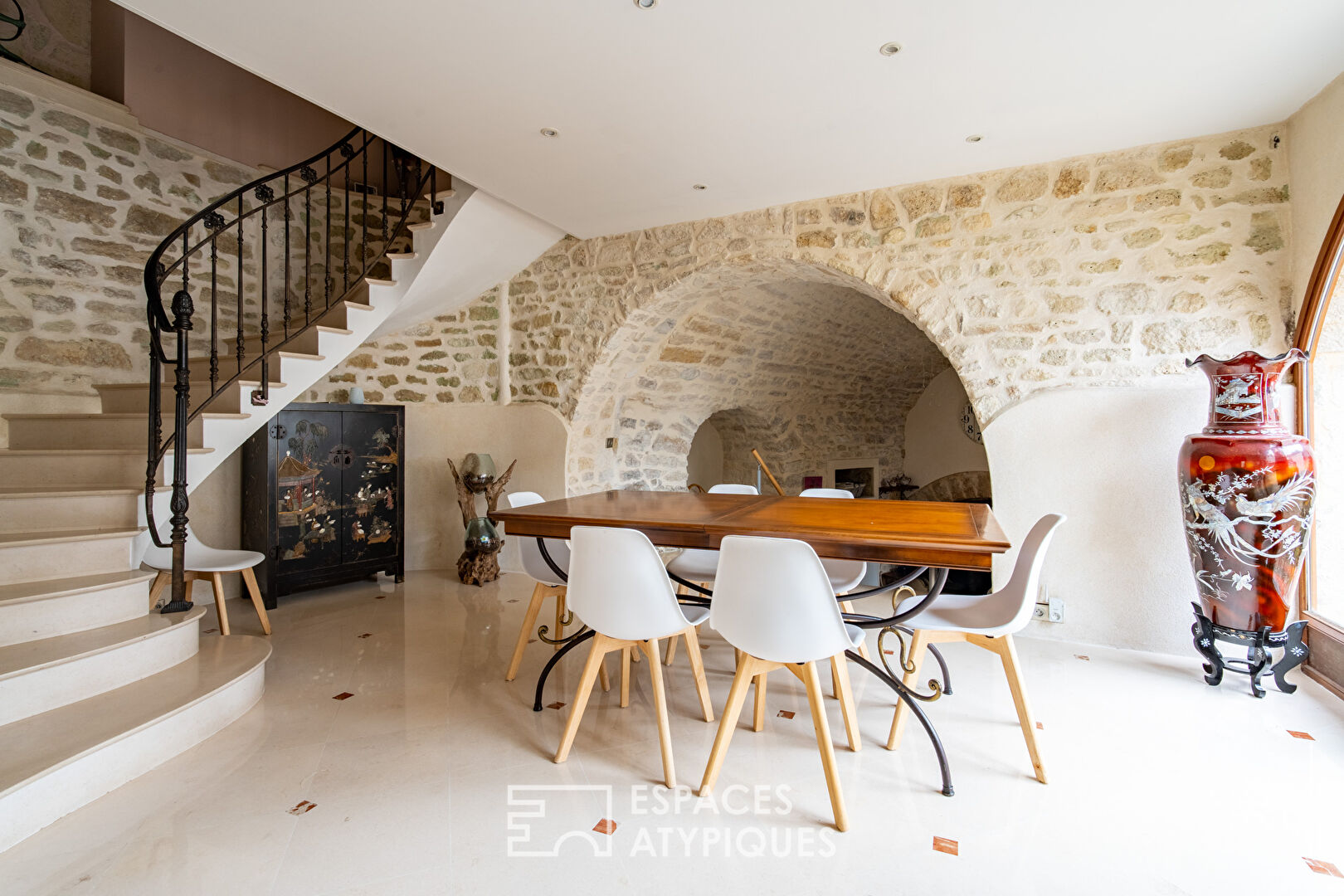 House with garden and suspended terrace in the heart of the village of Beynes