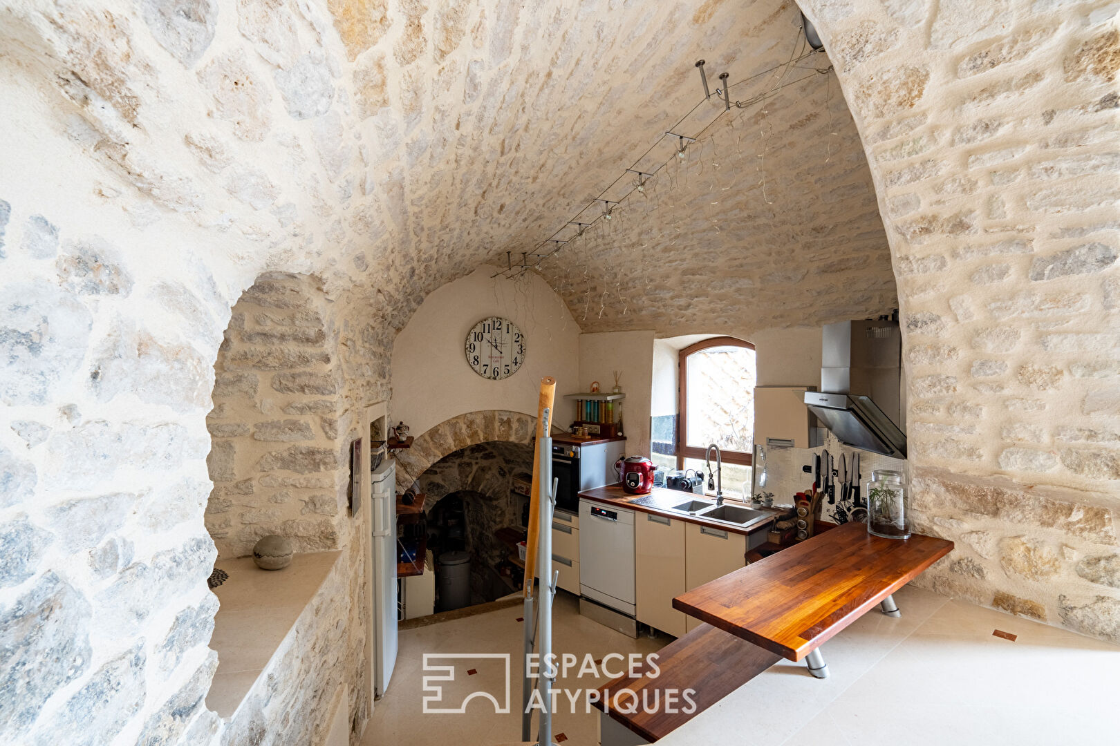 House with garden and suspended terrace in the heart of the village of Beynes