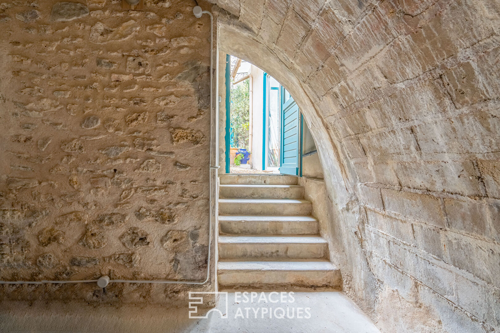 Maison de village aux multiples possibilités et son jardin suspendu