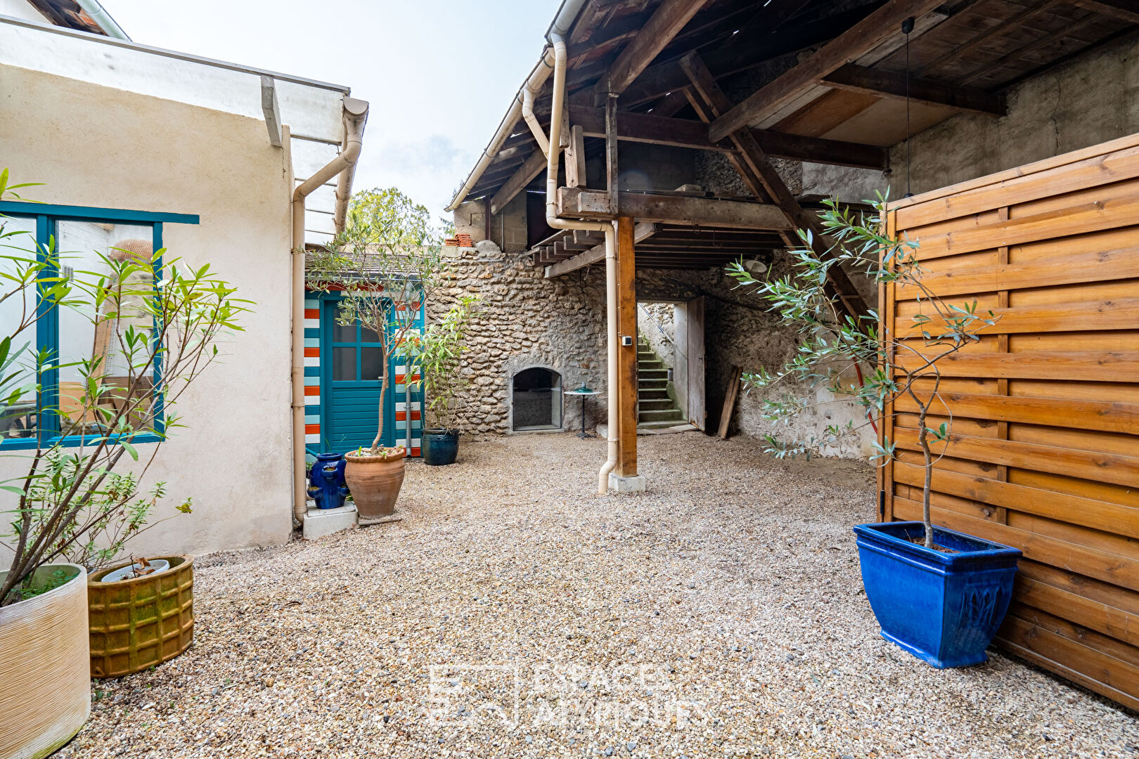 Maison de village aux multiples possibilités et son jardin suspendu