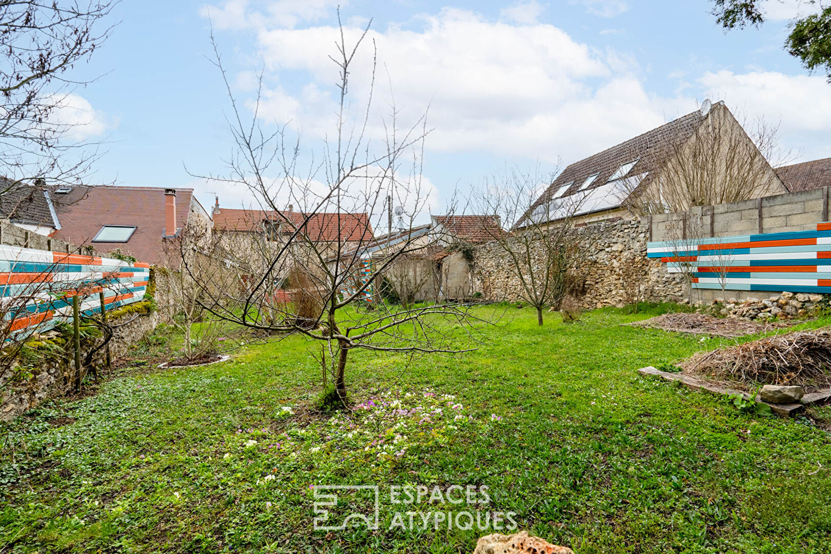 Maison de village aux multiples possibilités et son jardin suspendu