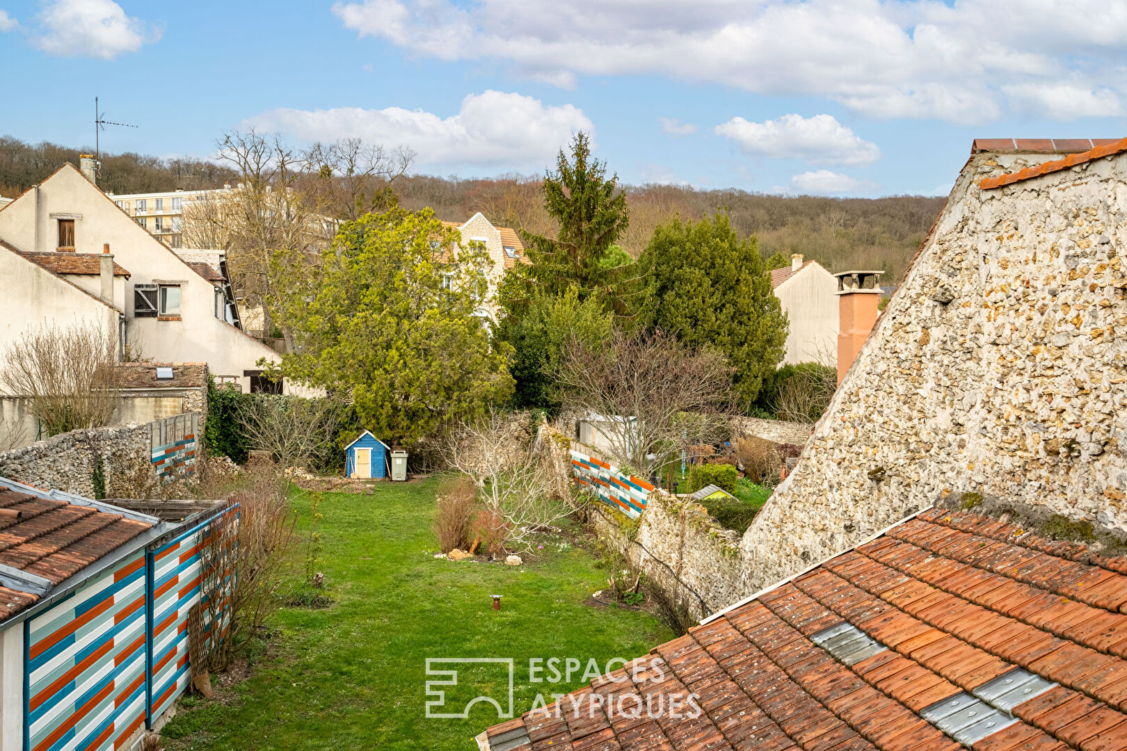 Maison de village aux multiples possibilités et son jardin suspendu