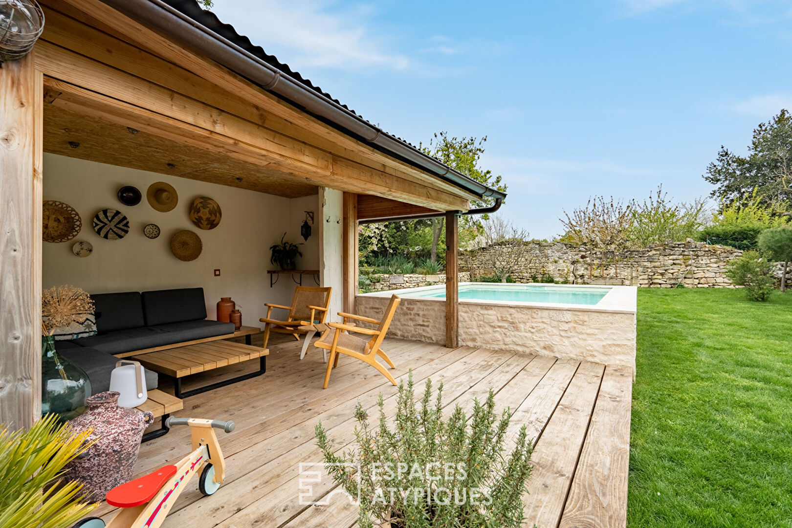 Maison atypique et son jardin suspendu avec piscine