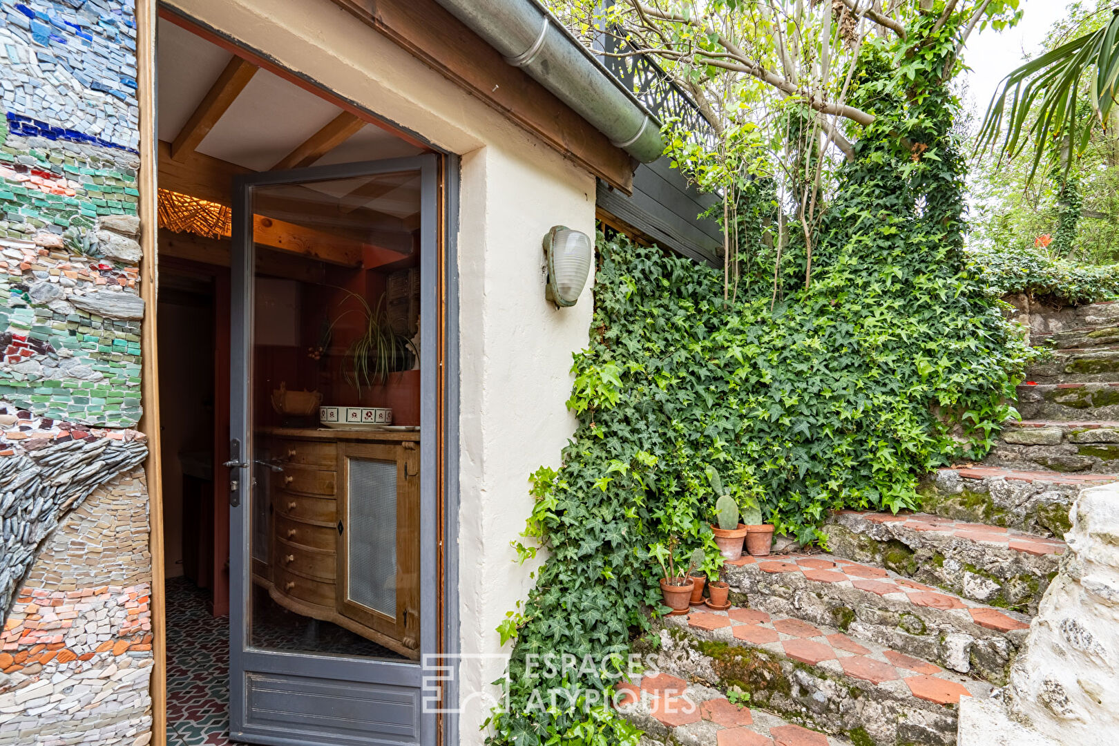 Maison atypique et son jardin suspendu avec piscine