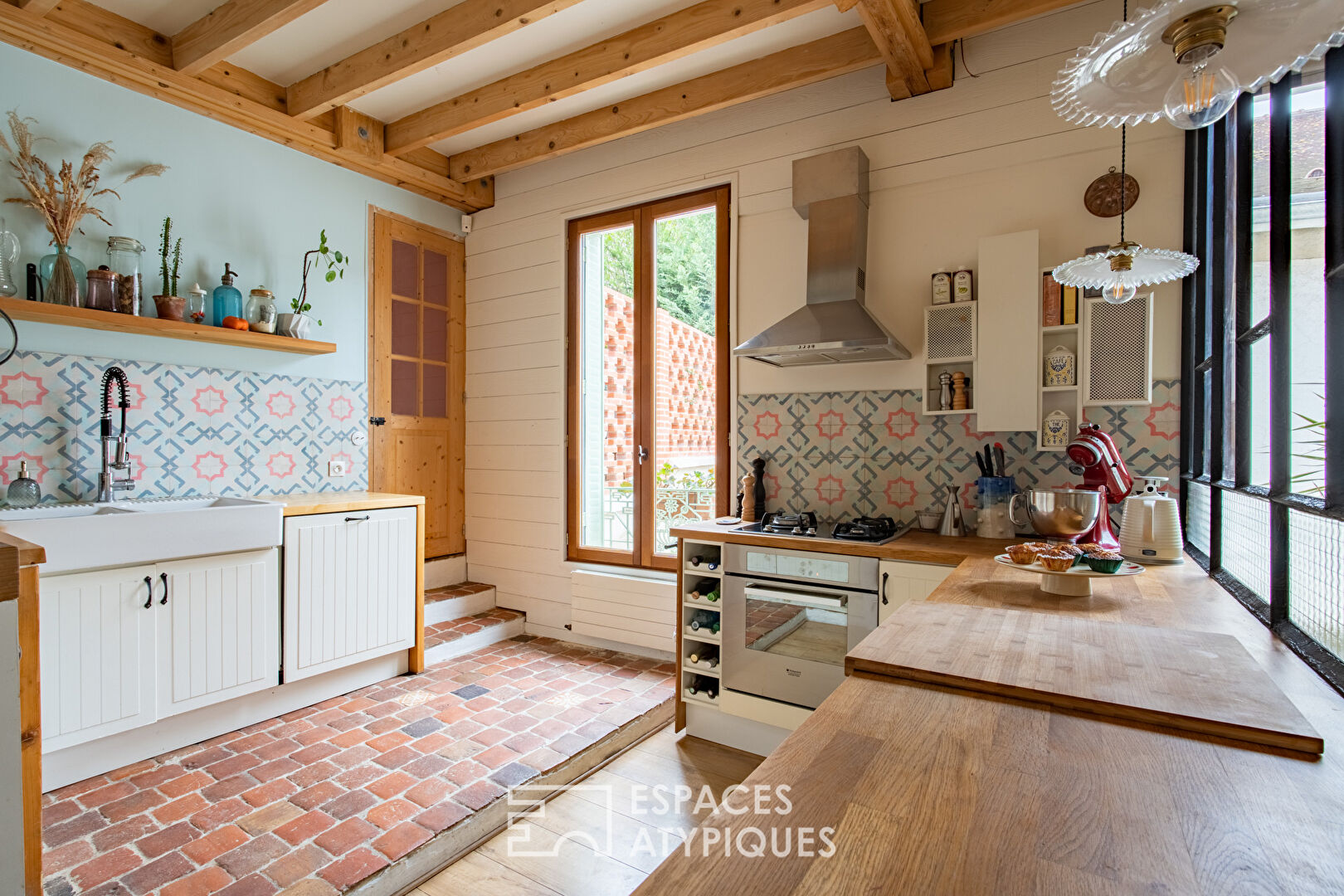 Maison atypique et son jardin suspendu avec piscine