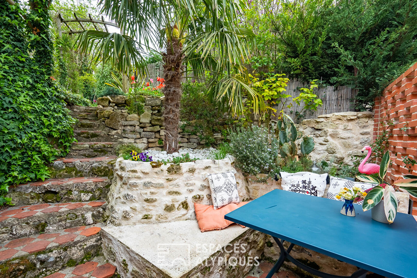 Atypical house and its hanging garden with swimming pool