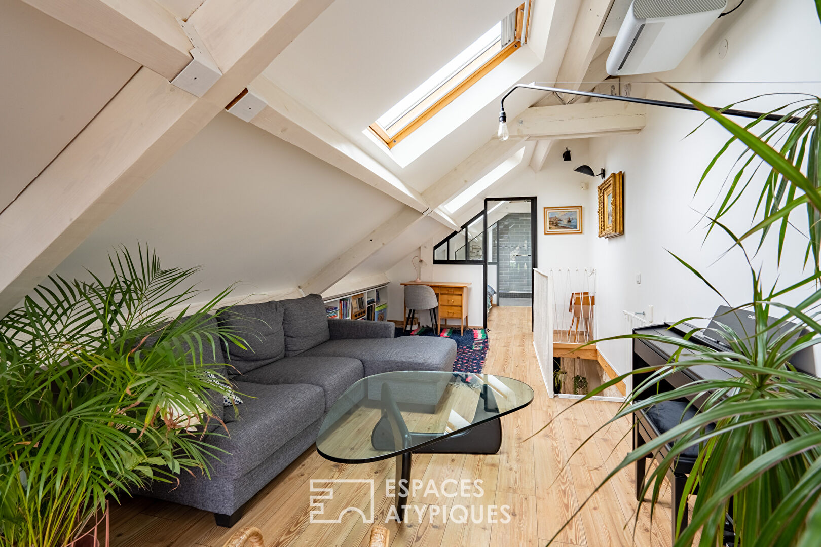 Atypical house and its hanging garden with swimming pool