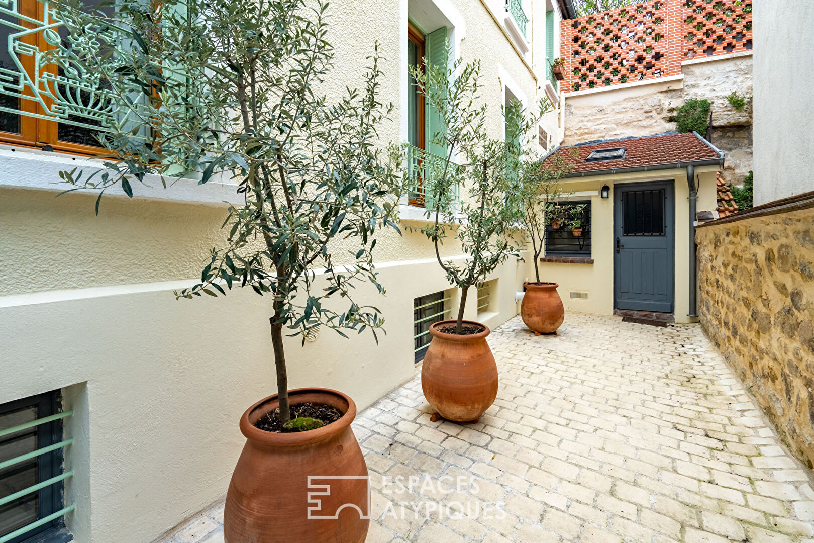 Atypical house and its hanging garden with swimming pool