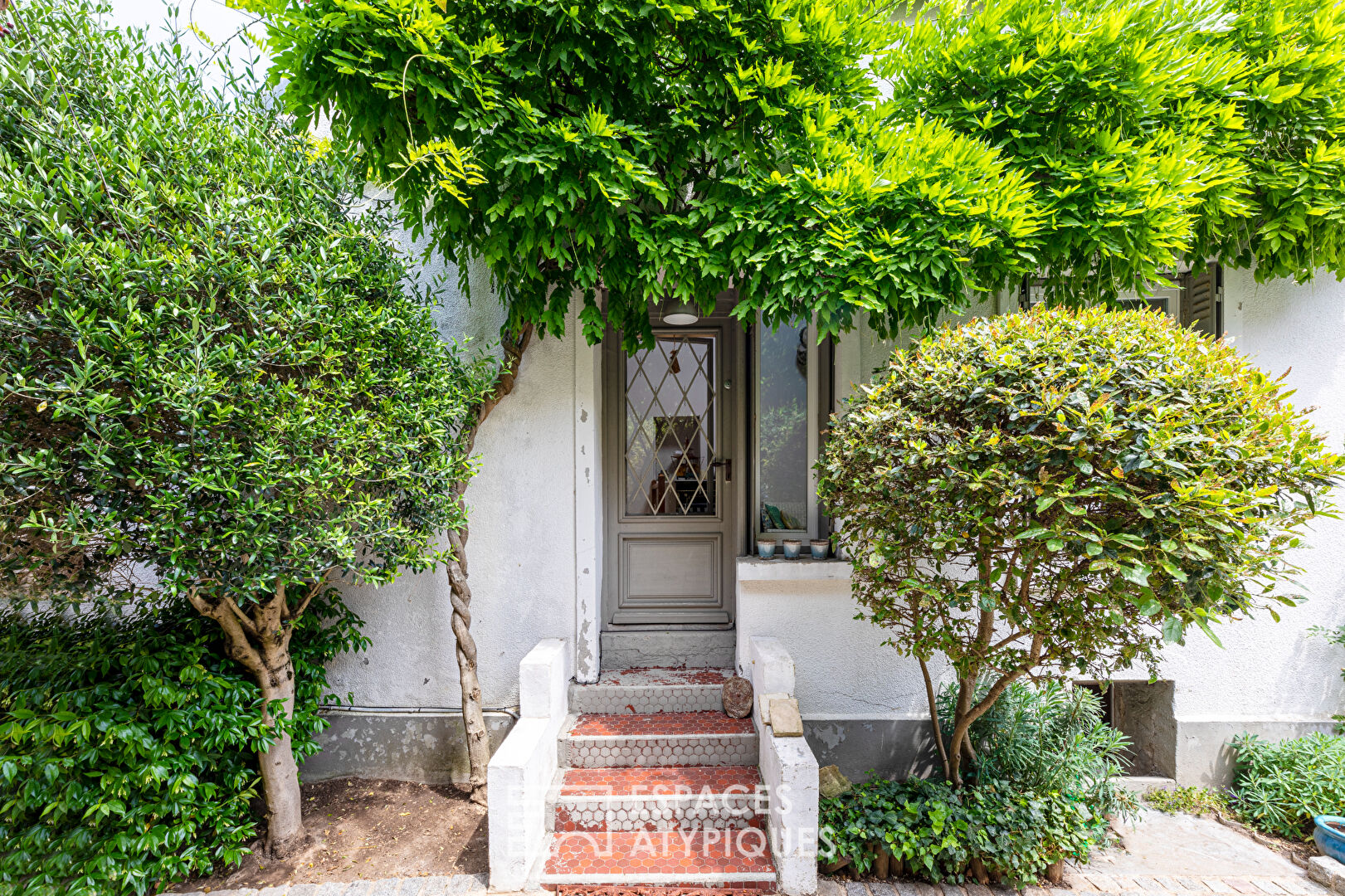 Warmly elegant family home with courtyard in the heart of town