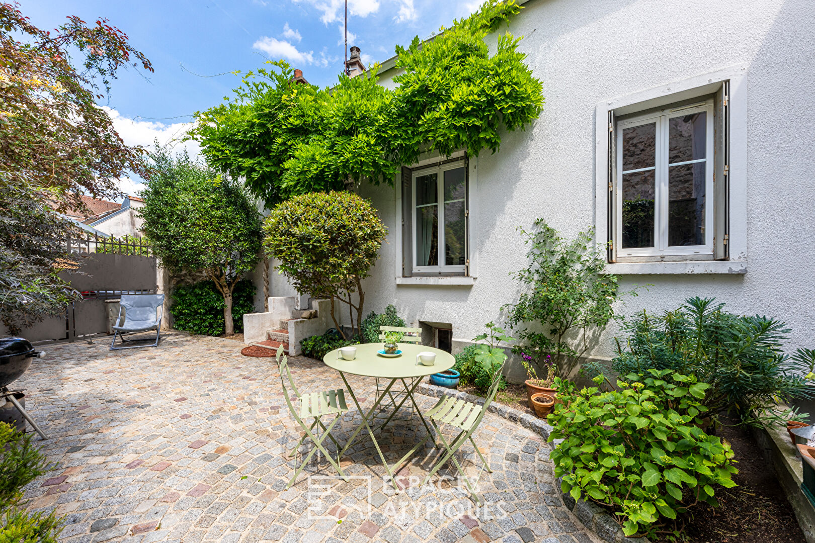 Warmly elegant family home with courtyard in the heart of town