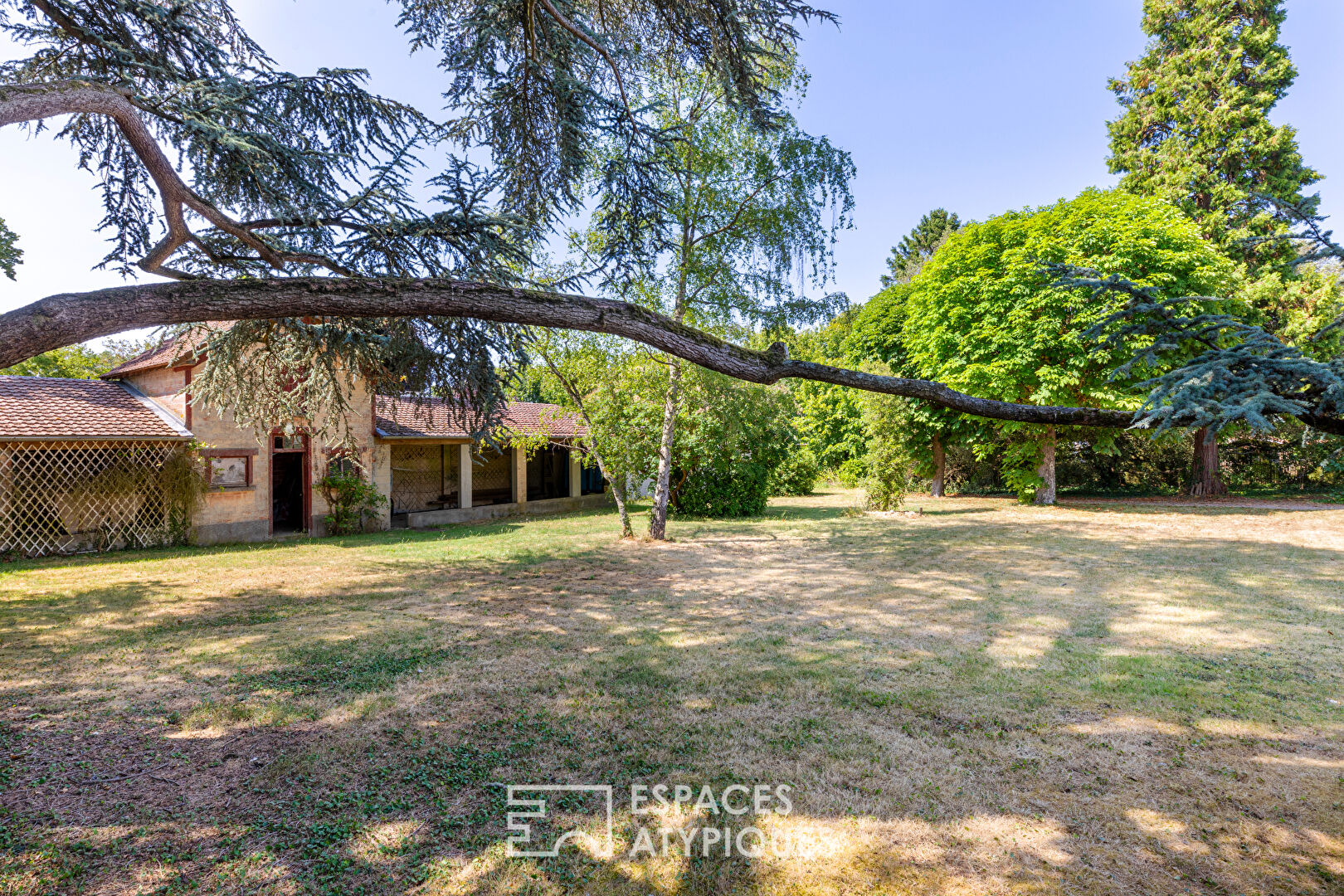 Family home in a quiet village in the Mantaise region