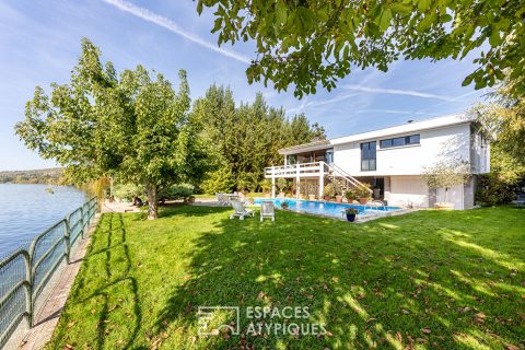 Architect villa on a private island: swimming pool and pontoon on the banks of the Seine