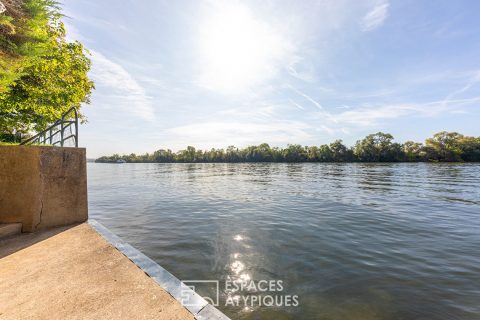 Villa d’architecte sur une ile privée : piscine et ponton en bord de Seine