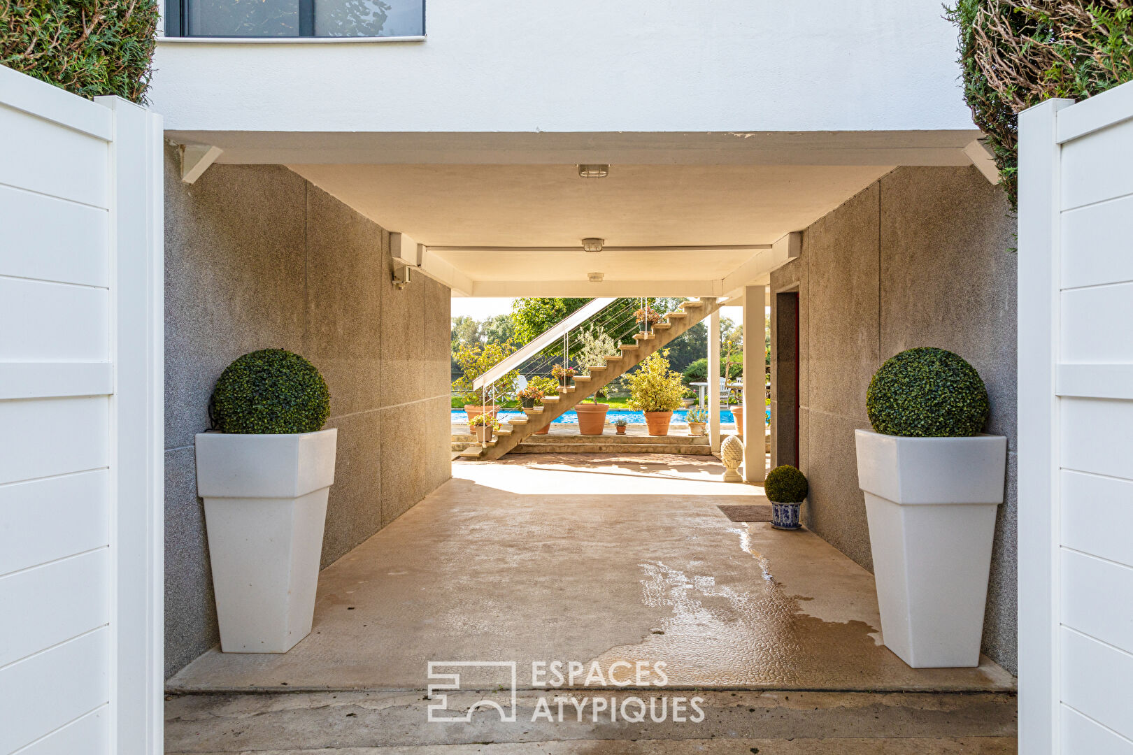 Villa d’architecte sur une ile privée : piscine et ponton en bord de Seine