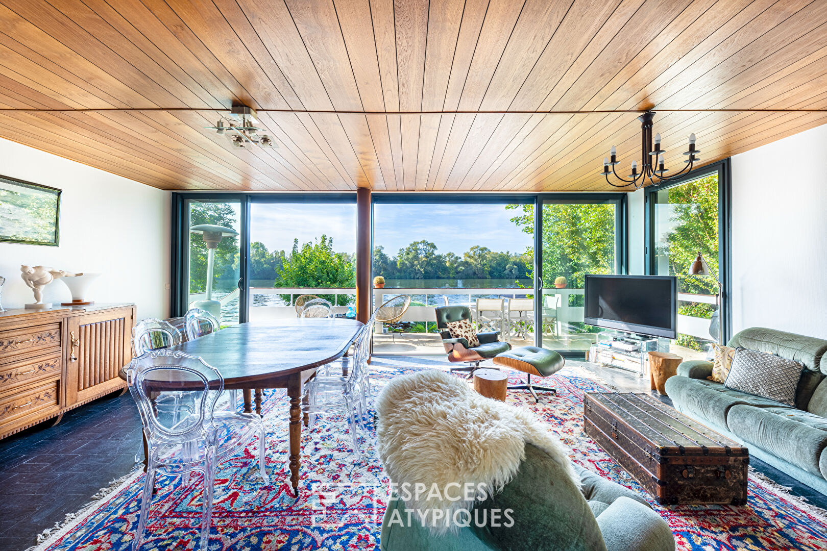 Villa d’architecte sur une ile privée : piscine et ponton en bord de Seine