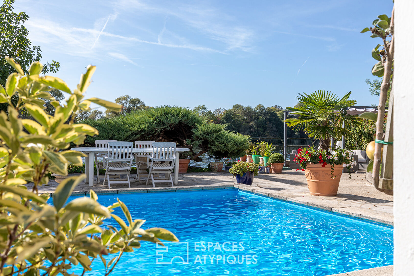 Architect villa on a private island: swimming pool and pontoon on the banks of the Seine