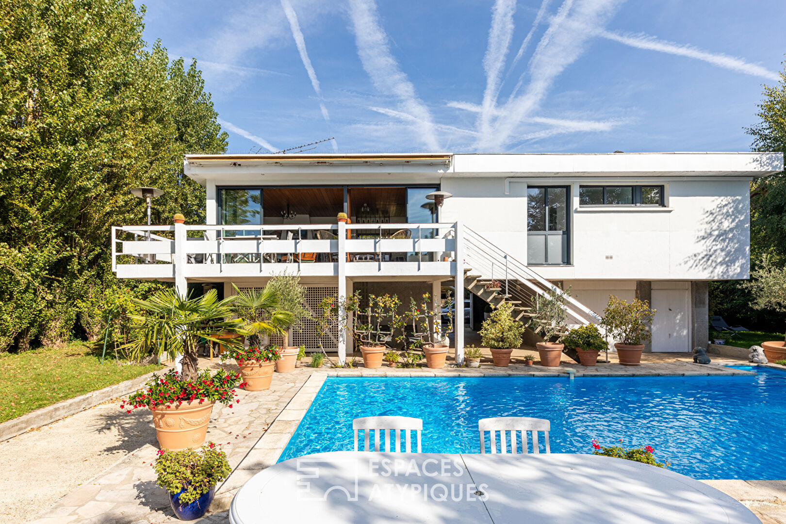 Architect villa on a private island: swimming pool and pontoon on the banks of the Seine