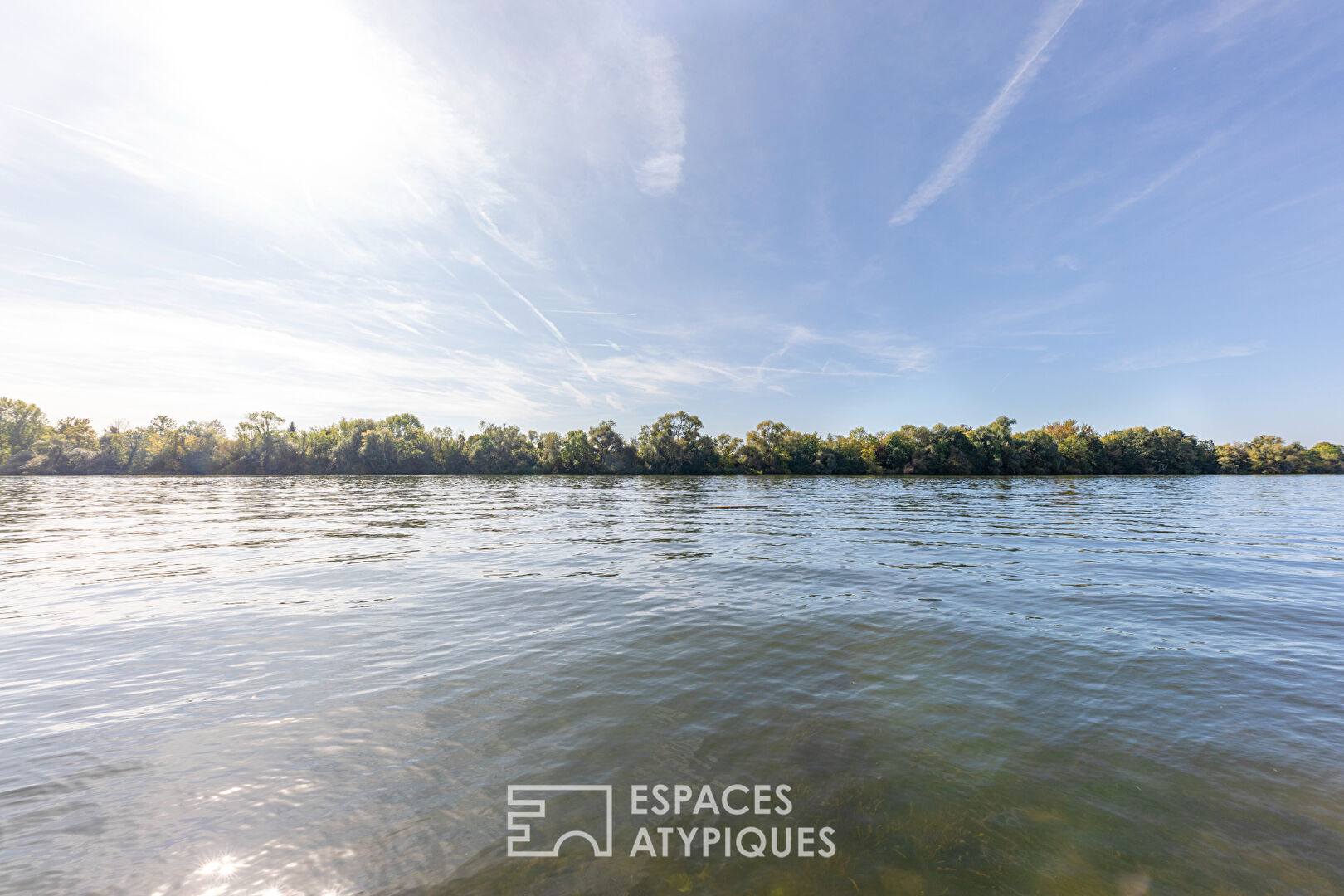 Villa d’architecte sur une ile privée : piscine et ponton en bord de Seine