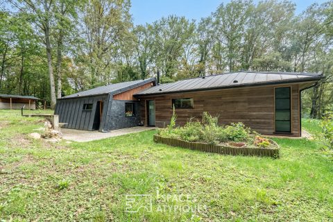 Ancien pavillon de chasse réhabilité, avec extension contemporaine en bois