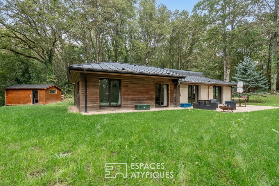 Ancien pavillon de chasse réhabilité, avec extension contemporaine en bois