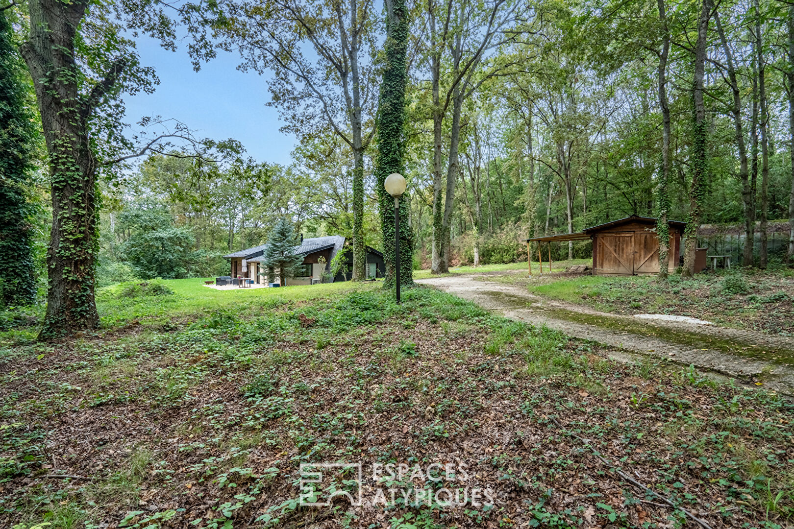 Ancien pavillon de chasse réhabilité, avec extension contemporaine en bois