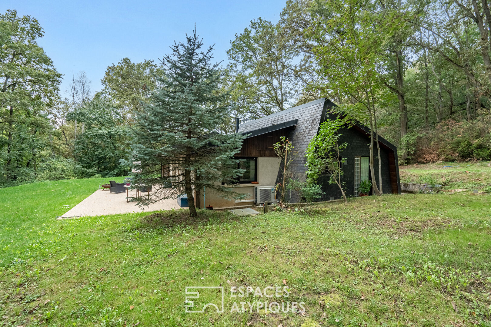 Ancien pavillon de chasse réhabilité, avec extension contemporaine en bois