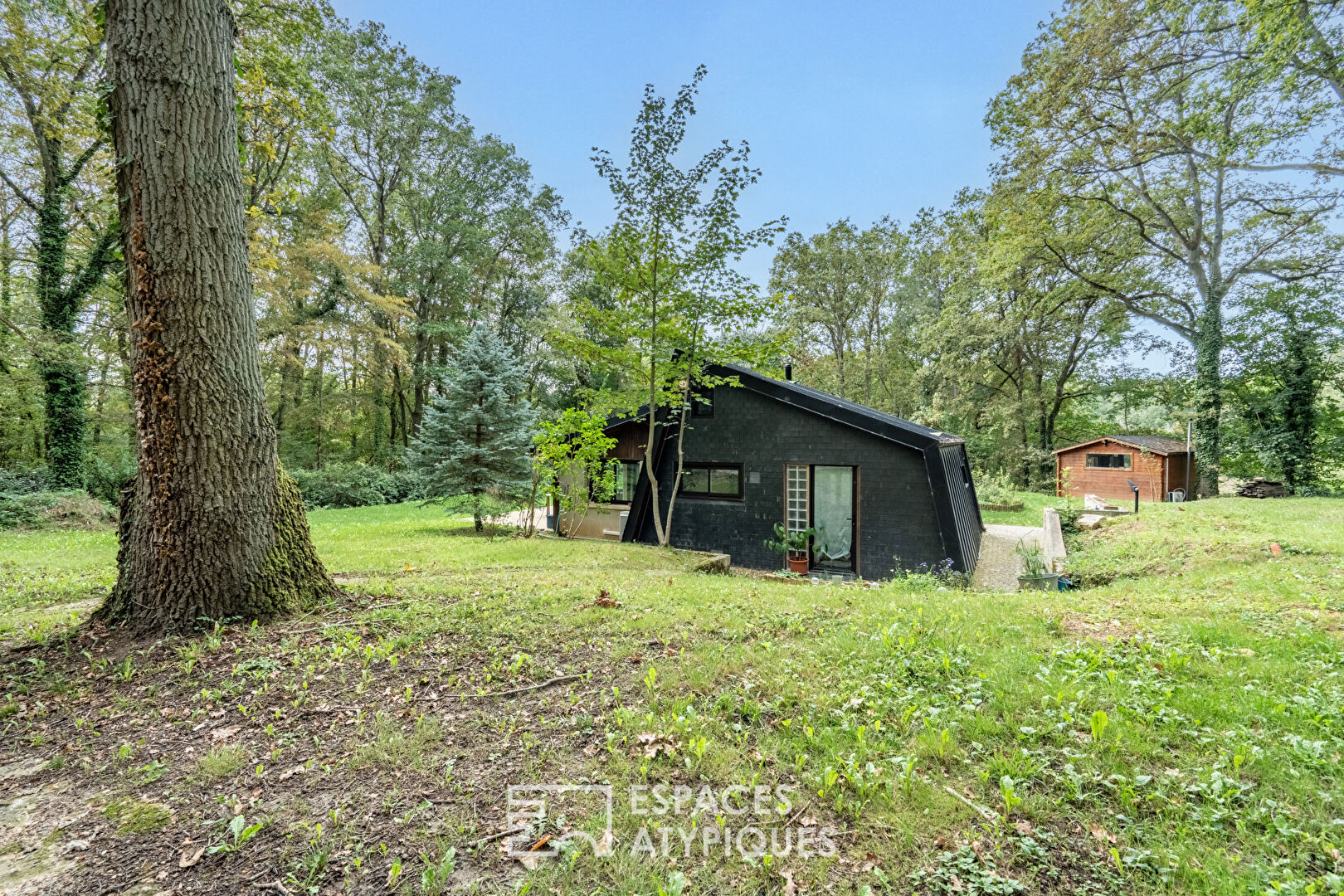 Ancien pavillon de chasse réhabilité, avec extension contemporaine en bois