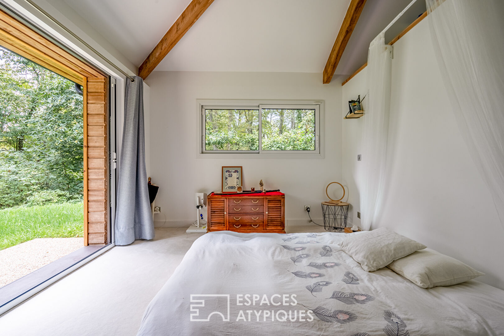 Ancien pavillon de chasse réhabilité, avec extension contemporaine en bois