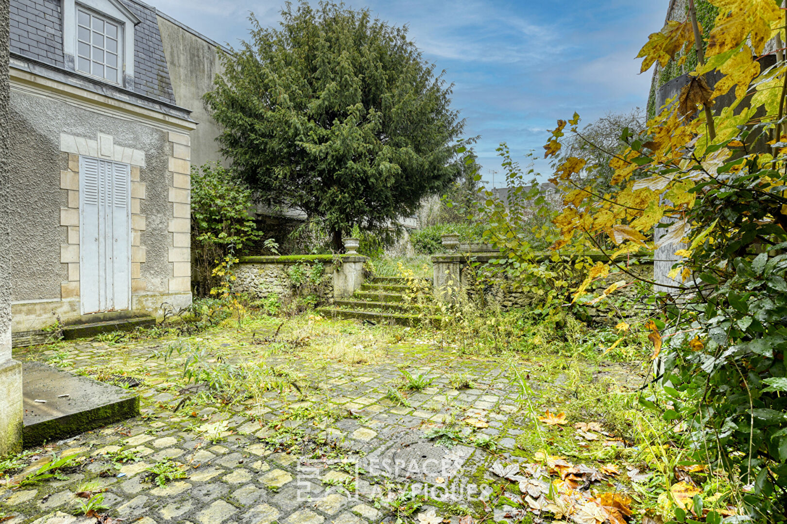 Exceptional residence to renovate in the hyper-center of Rambouillet