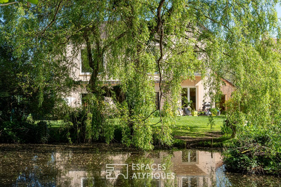 Maison d'Architecte dans un Cadre Bucolique avec Étang Privé