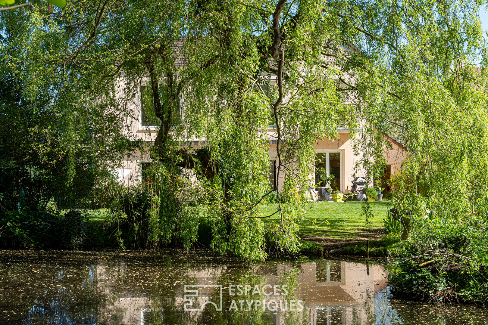 Maison d’architecte dans un cadre bucolique avec étang privé