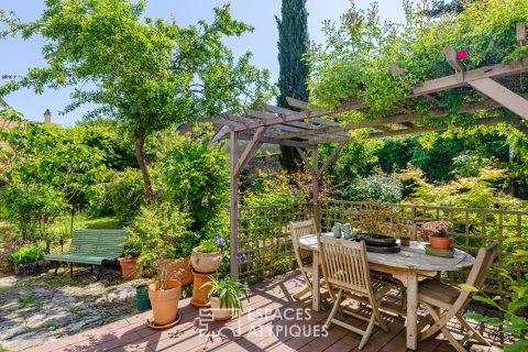 Stone charm and secret garden in the heart of the historic village of Mareil-sur-Mauldre