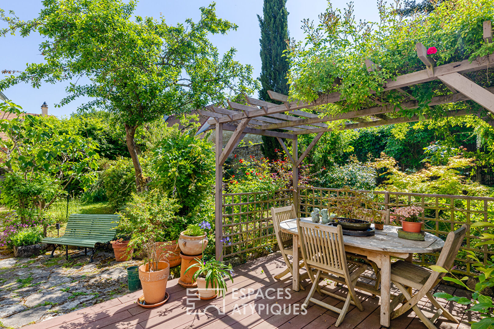 Charme en pierres et jardin secret au coeur du village historique de Mareil-sur-Mauldre
