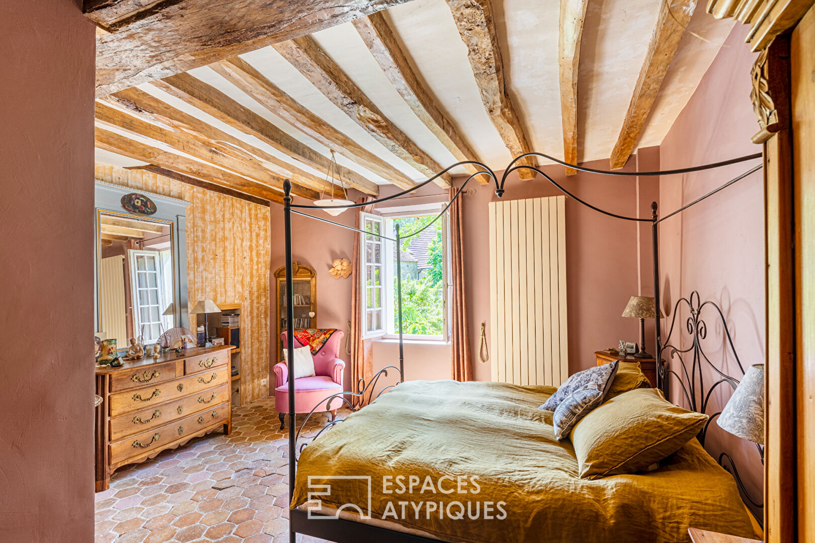 Charme en pierres et jardin secret au coeur du village historique de Mareil-sur-Mauldre