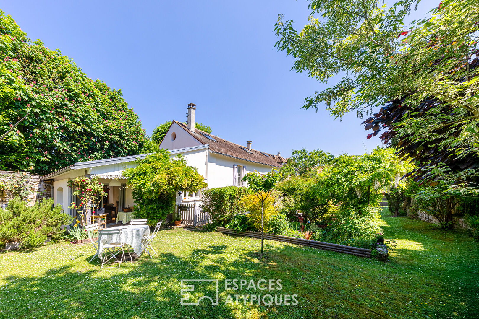 Charme en pierres et jardin secret au coeur du village historique de Mareil-sur-Mauldre