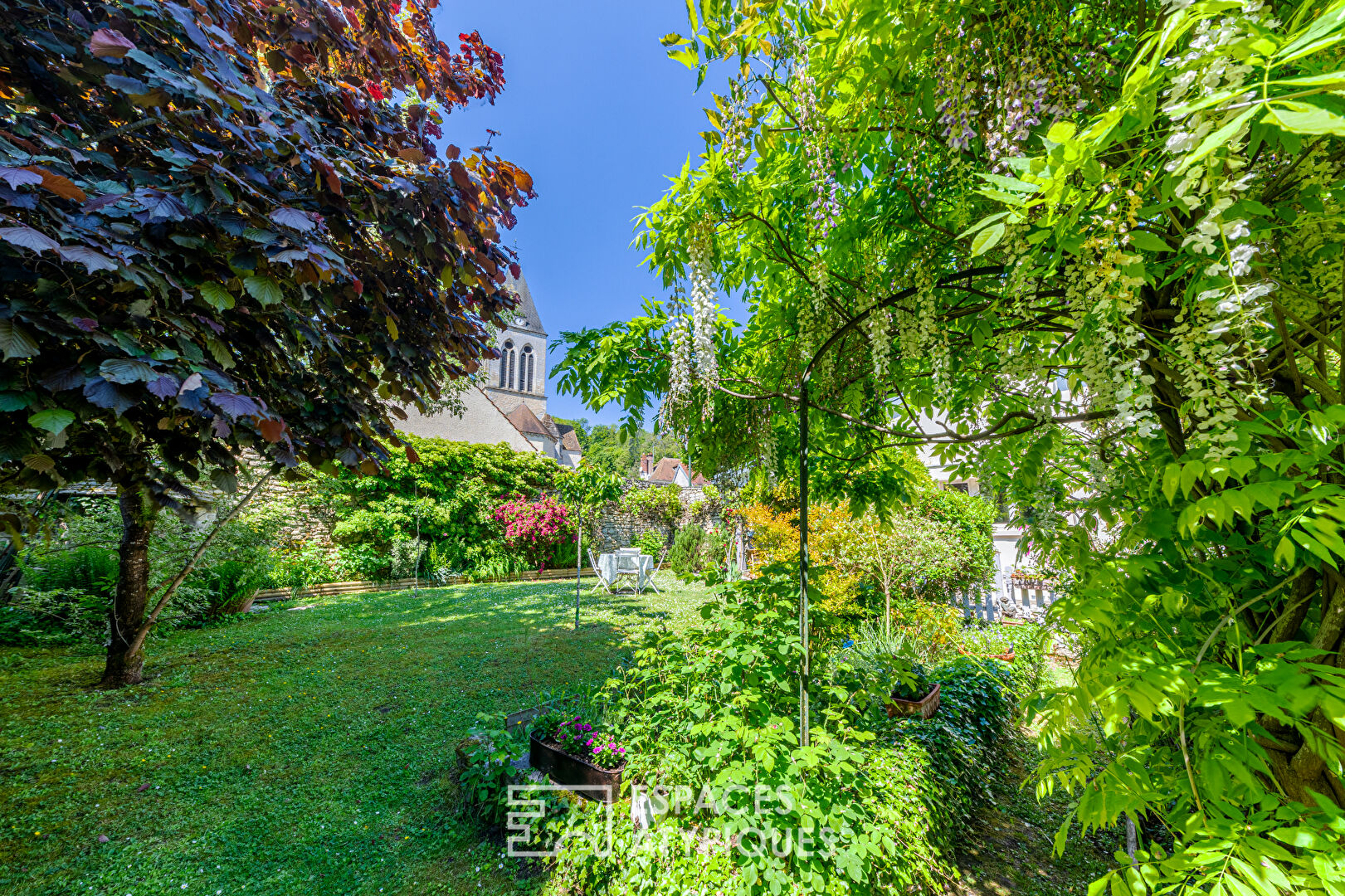 Charme en pierres et jardin secret au coeur du village historique de Mareil-sur-Mauldre