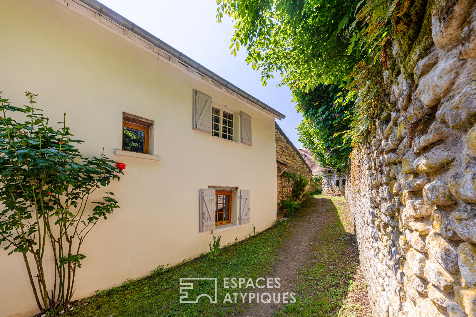Charme en pierres et jardin secret au coeur du village historique de Mareil-sur-Mauldre