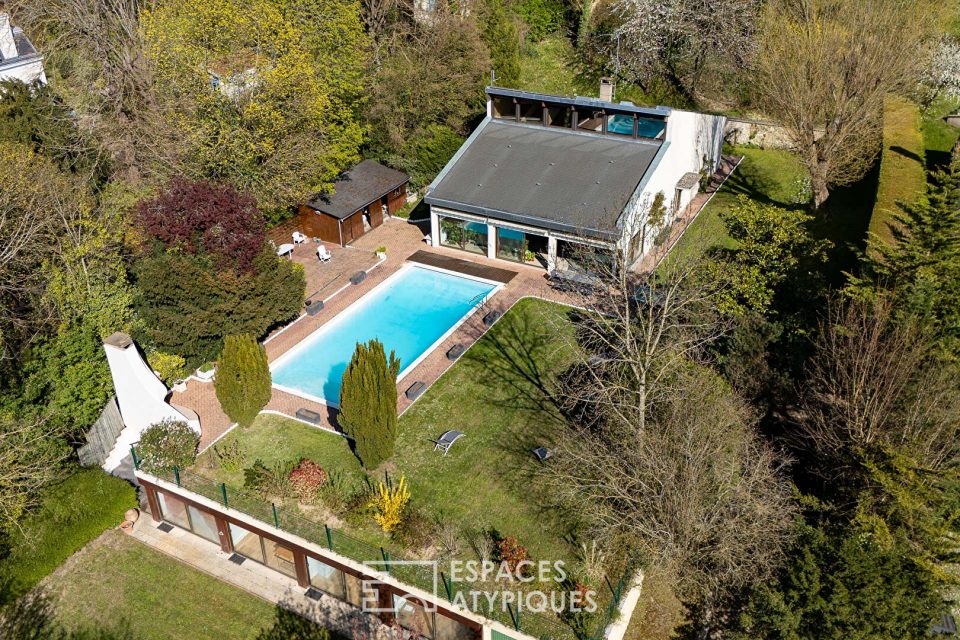 Maison d'architecte aux multiples facettes avec vue dégagée, piscine et dépendances