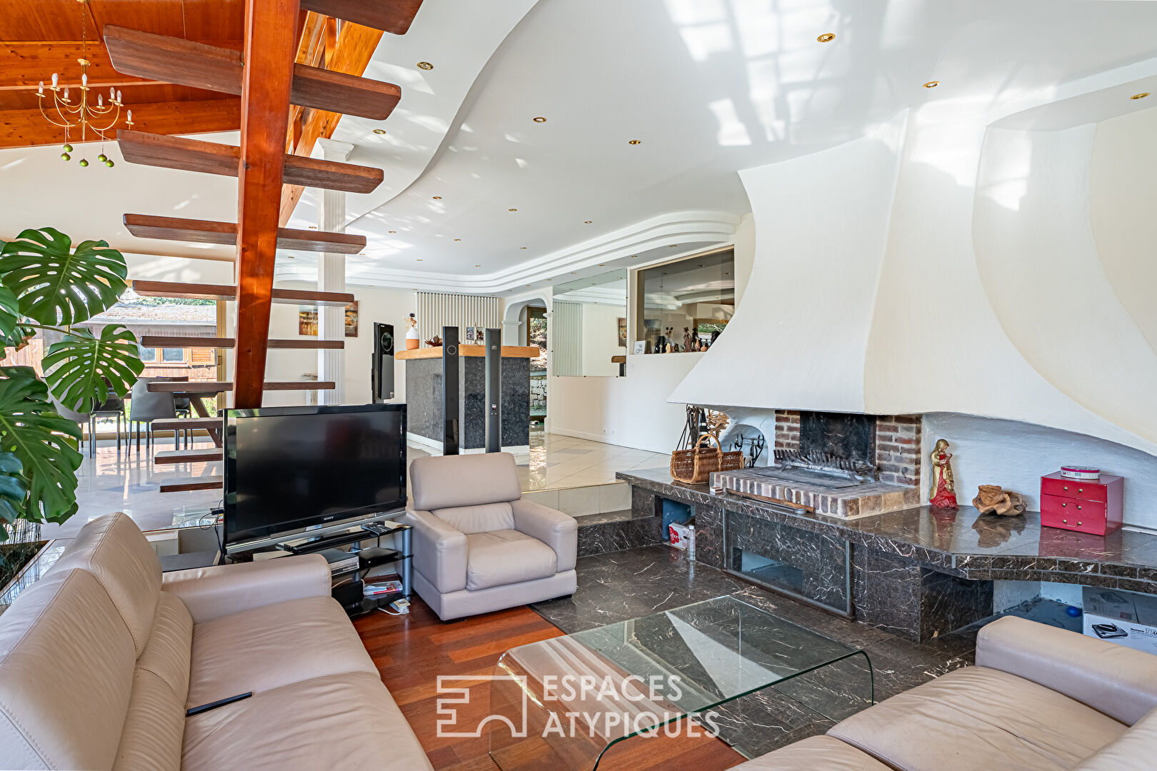 Multifaceted architect-designed house with open views, swimming pool and outbuildings