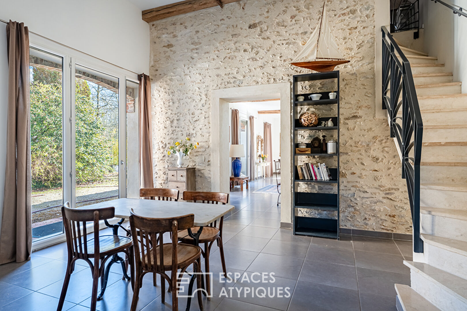 Propriété de caractère rénovée avec gîte, au coeur de la nature