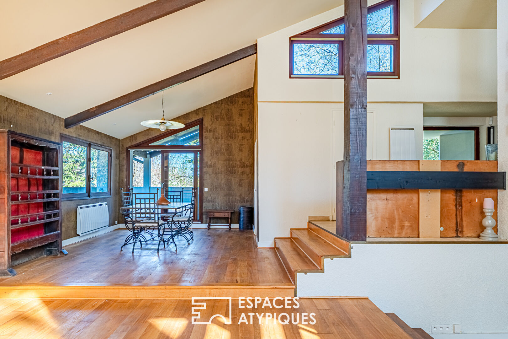 Superb architect-designed house and its independent apartment on the ground floor