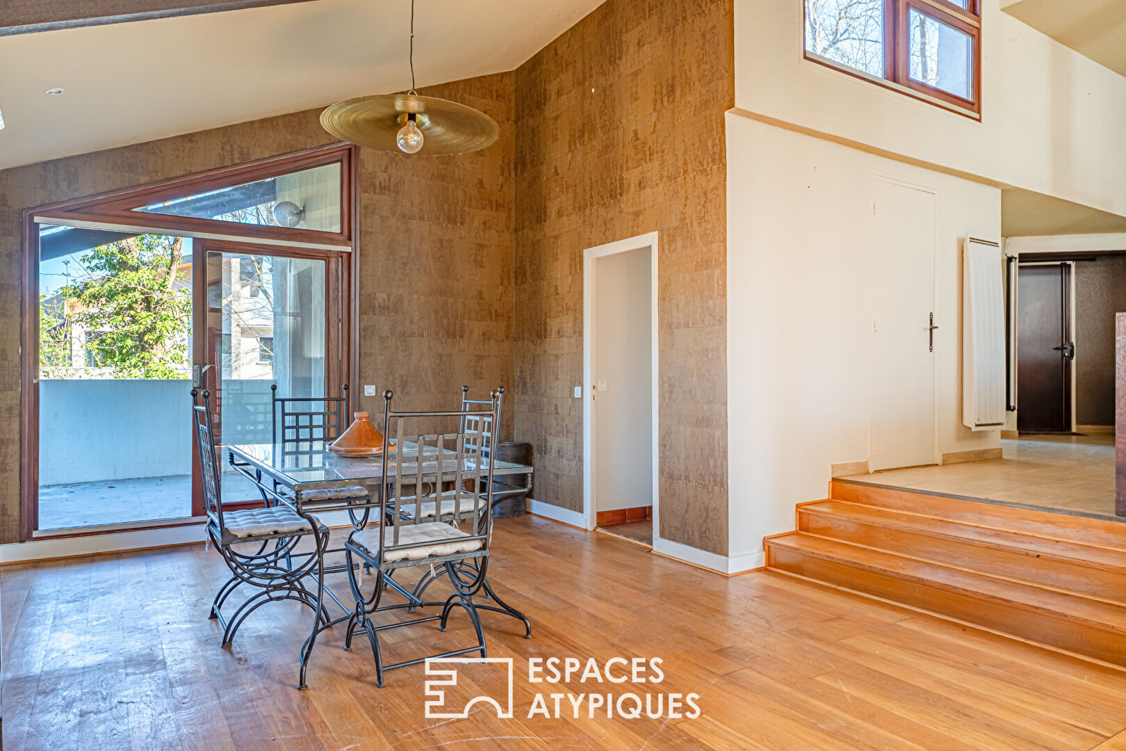 Superb architect-designed house and its independent apartment on the ground floor