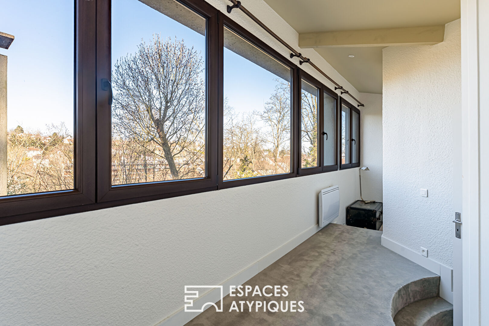 Superb architect-designed house and its independent apartment on the ground floor