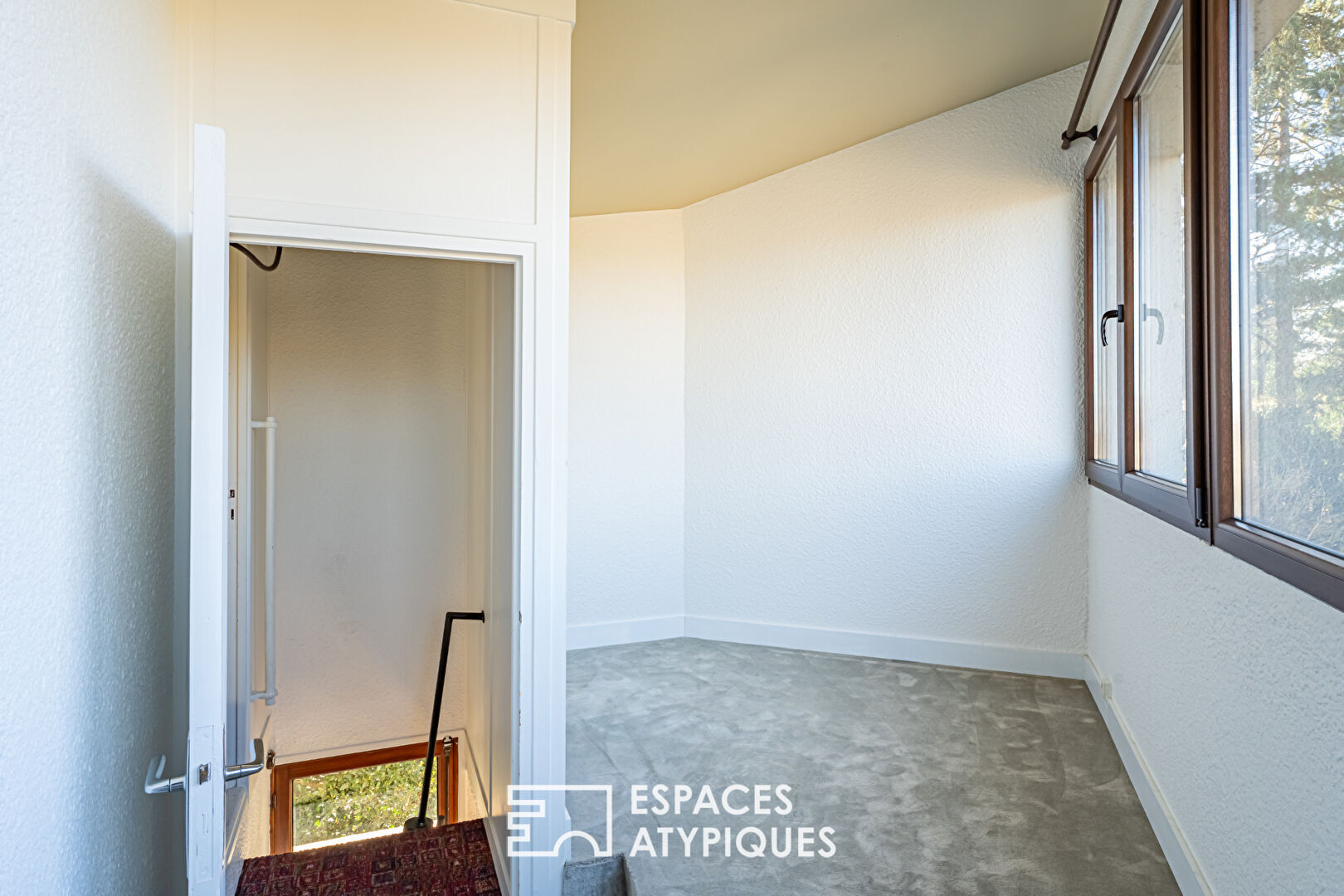 Superb architect-designed house and its independent apartment on the ground floor